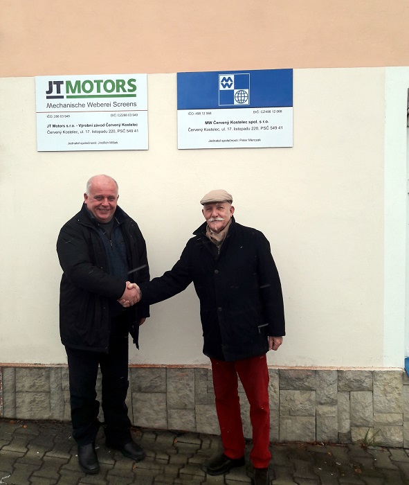 Владелец компании Mechanische Weberei г-н Мерчек (справа) и глава компании JT Motors г-н Мишек около исторического здания фабрики Mechanische Weberei